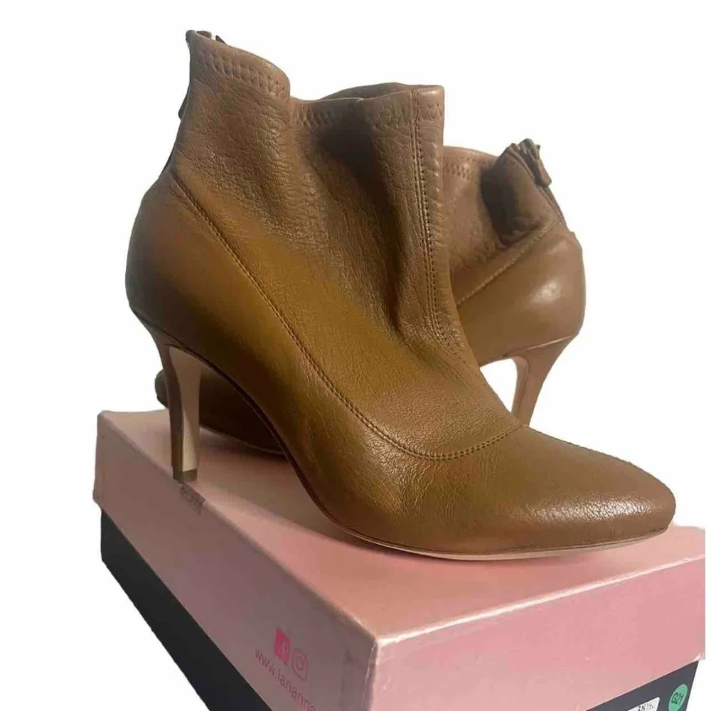 Women’s L’ Arianna Italian leather stretch‎ globe bootie size 38.5. Round toe